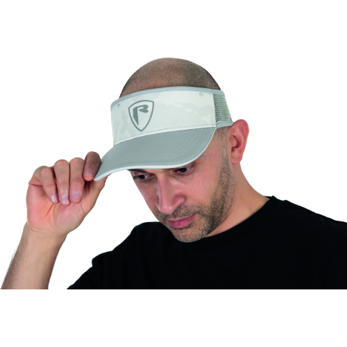 Visière technique Fox Rage en coloris camouflage clair Light Camo, avec visière préformée et bandeau ajustable en polyester.