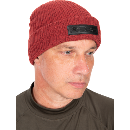 Bonnet rouge Chilli Red Fox Rage Pro Series de style Trawler avec doublure thermique et badge Pro Series en cuir sur le revers.