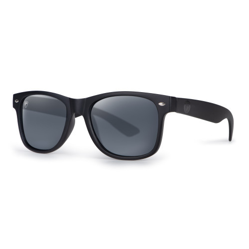 Lunettes de soleil polarisantes Fox Rage Matt Black avec verres gris, posées à côté de leur étui rigide noir siglé du logo Rage.