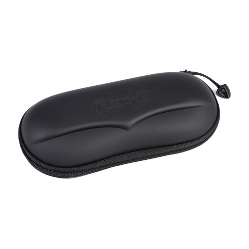 Lunettes de soleil polarisantes Fox Rage Matt Black avec verres gris, posées à côté de leur étui rigide noir siglé du logo Rage. 2