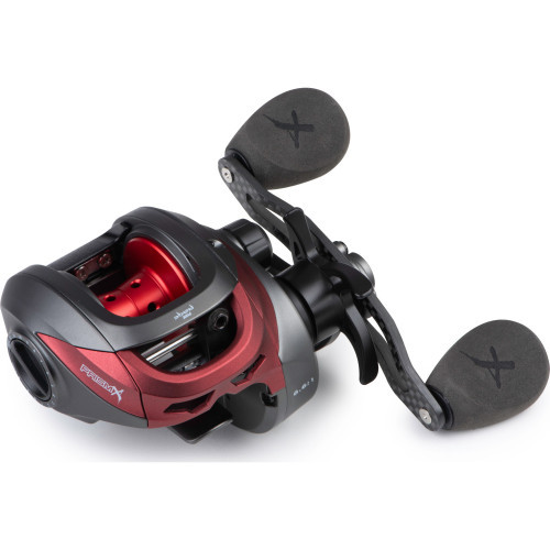 Moulinet casting Fox Rage Prism X moderne avec corps en aluminium noir, manivelle effet carbone et poignées en EVA gris clair.