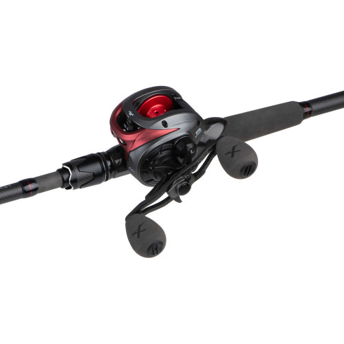 Moulinet casting Fox Rage Prism X moderne avec corps en aluminium noir, manivelle effet carbone et poignées en EVA gris clair. 2