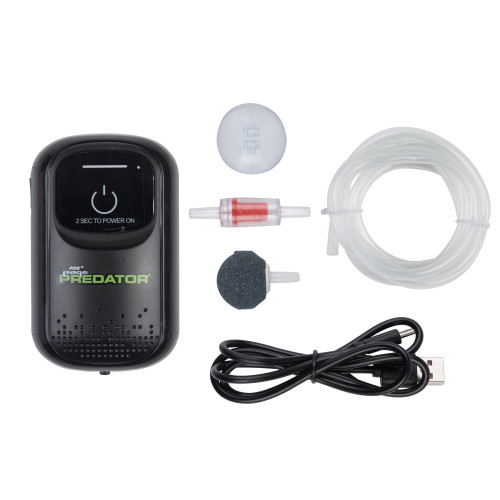 Aérateur de pêche compact Fox Rage USB-C Aerator avec son kit complet : tuyau d'air, diffuseur et câble de charge rapide.