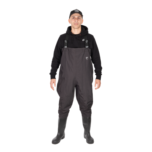 Waders de poitrine Fox Rage Lightweight gris foncé avec bretelles ajustables, poche ventrale et bottes PVC à semelles crantées.