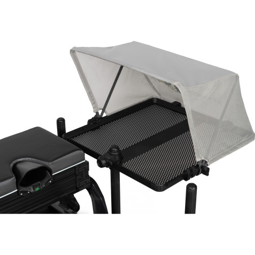 Store thermique Matrix Cooler Cover XL de couleur claire avec aérations en mesh pour protection solaire des appâts