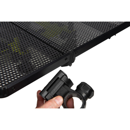 Grande desserte de pêche Matrix Folding Side Tray XL ouverte avec plateau perforé et attaches universelles noires 2