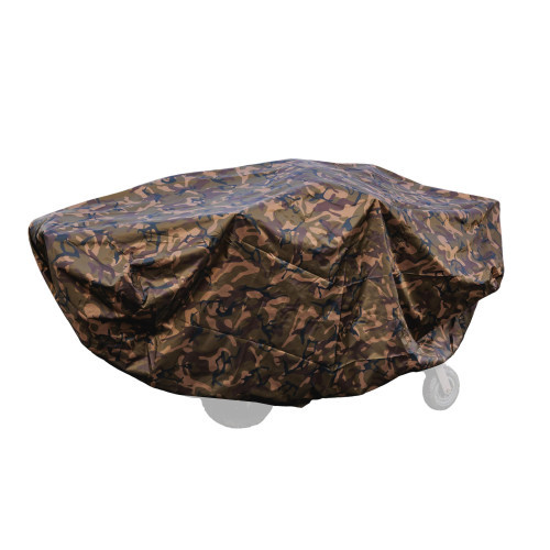 Housse imperméable Fox Large Camolite Barrow Cover 10k avec motif camouflage installée sur un chariot de pêche