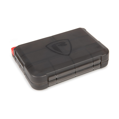 Boîte à accessoires Fox Rage taille Medium, coloris gris fumé avec fermeture sécurisée et logo R Shield.