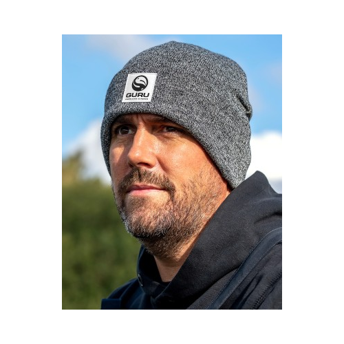 Bonnet de pêche Guru Grey Patch Beanie gris avec doublure intérieure polaire et écusson Guru brodé sur le devant.